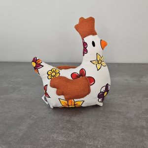 Cale porte poule à fleurs. Petite poule peinte, vue de côté