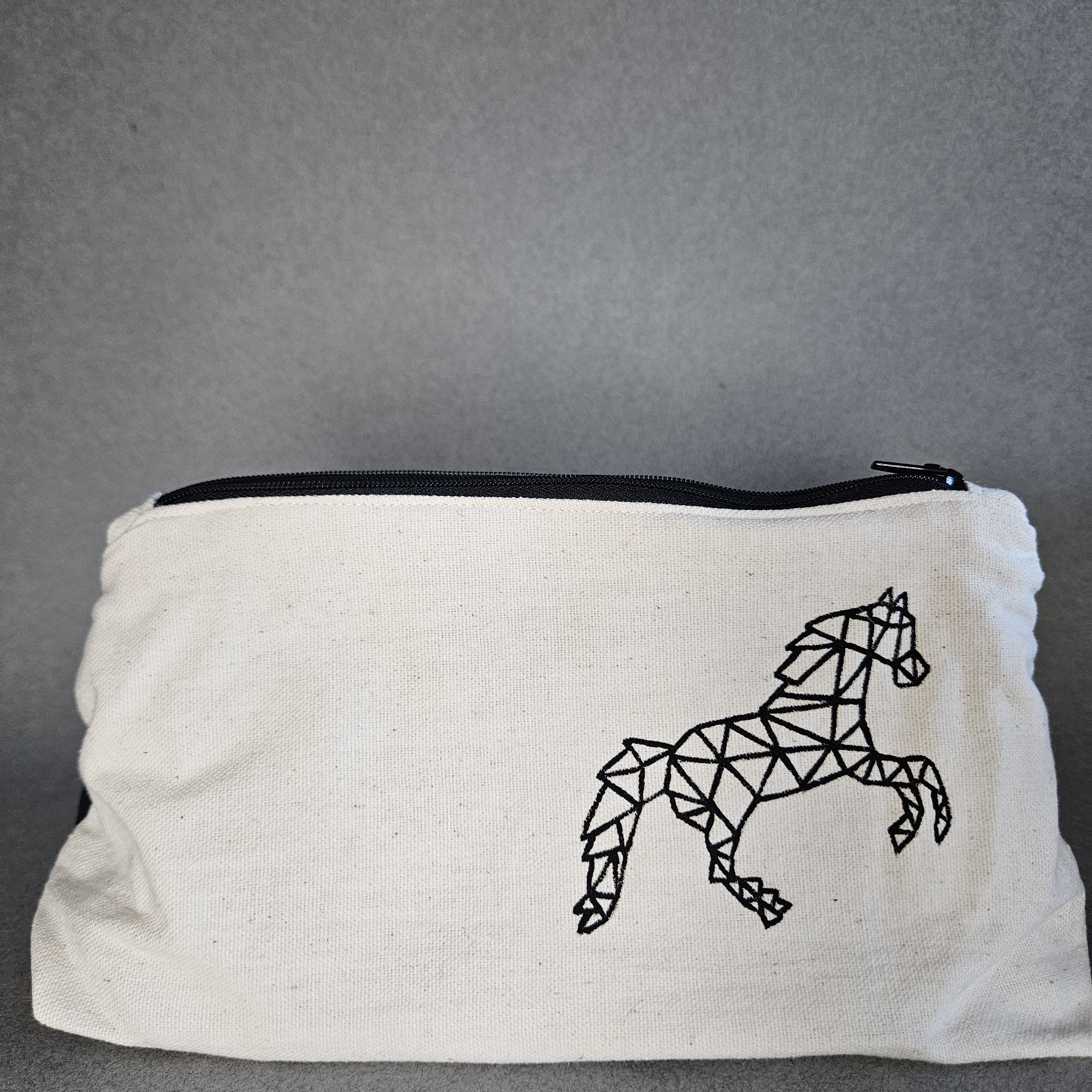 Zoom trousse cheval géométrique