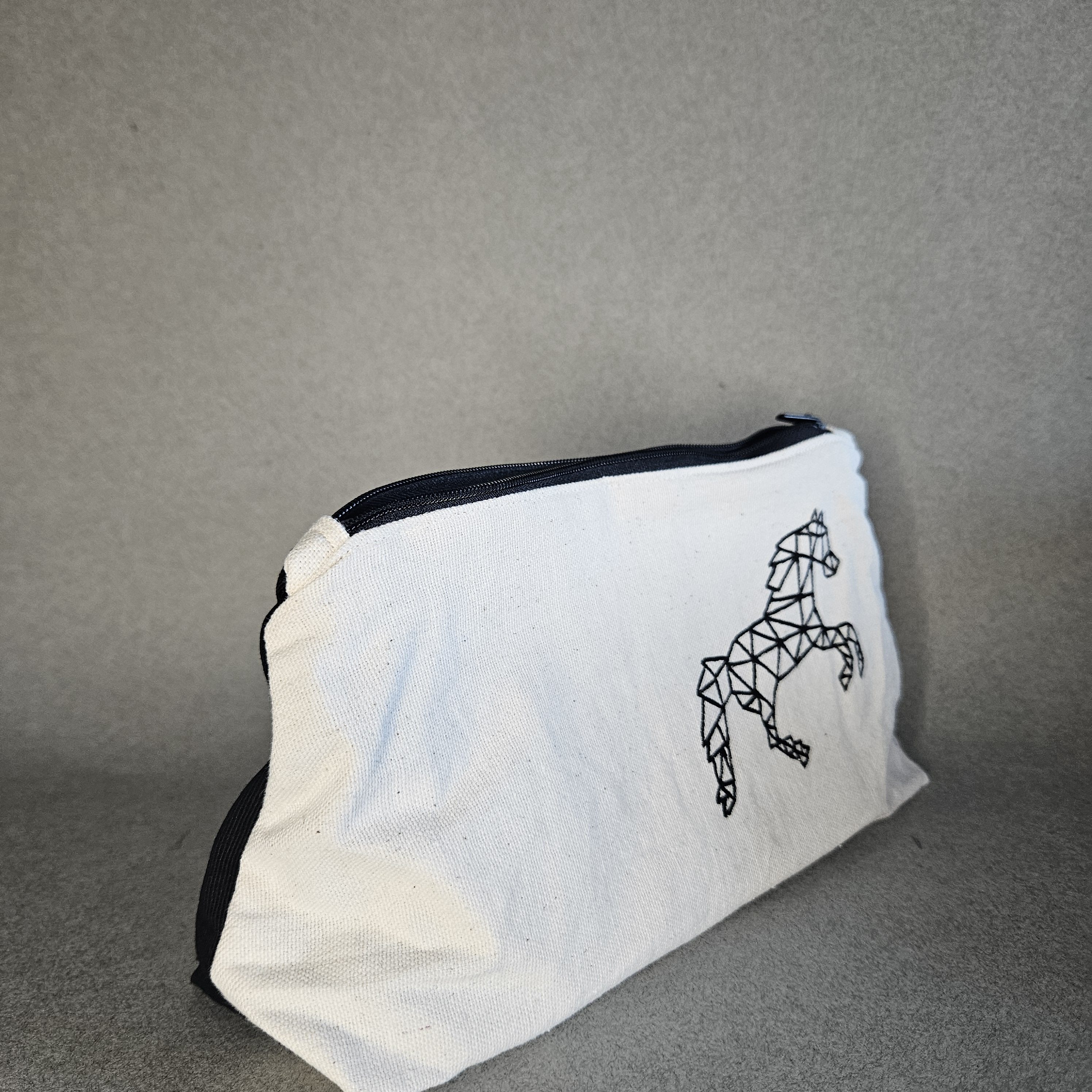 Côté trousse cheval géométrique