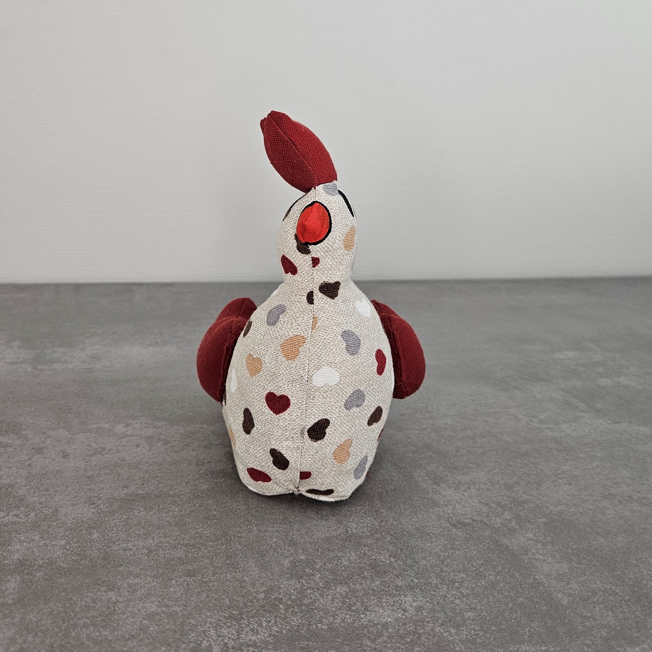 Cale porte poule tissu cœur vue de face. Pour éviter que les portes claquent.