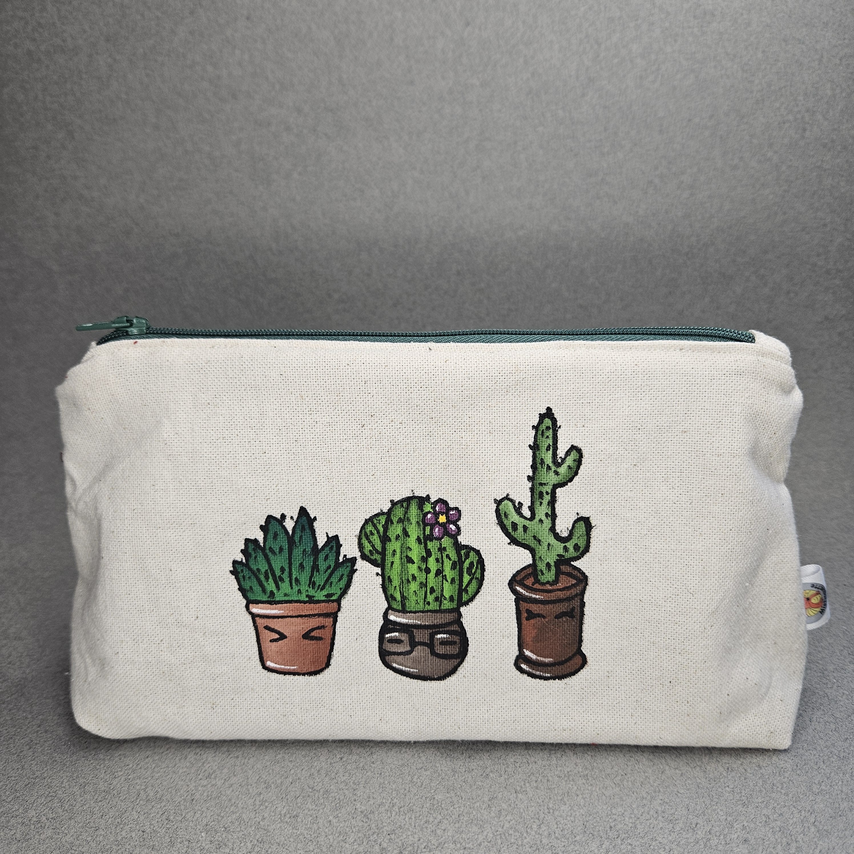 Trousse trio de cactus vue de face fermée.
