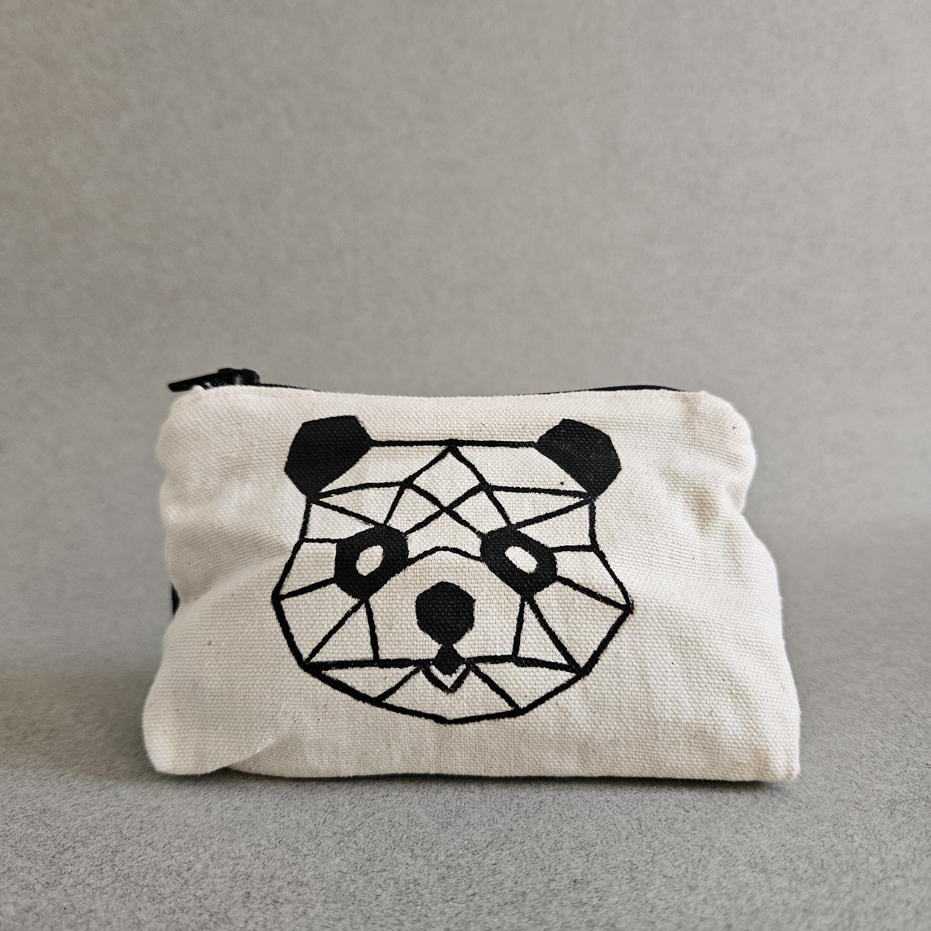 Vue de face fermé porte-monnaie panda géométrique