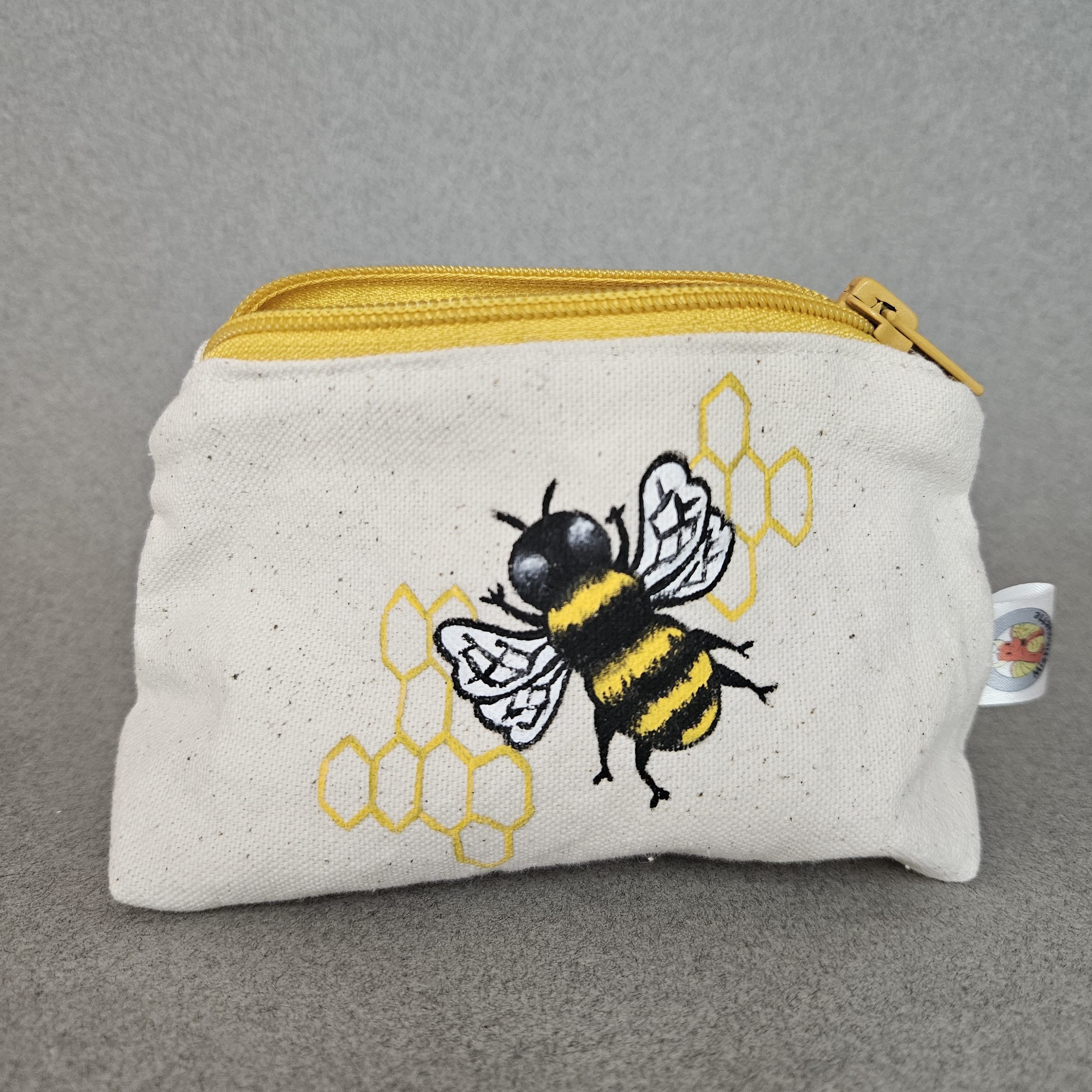 Vue de face ouvert porte-monnaie abeille réaliste