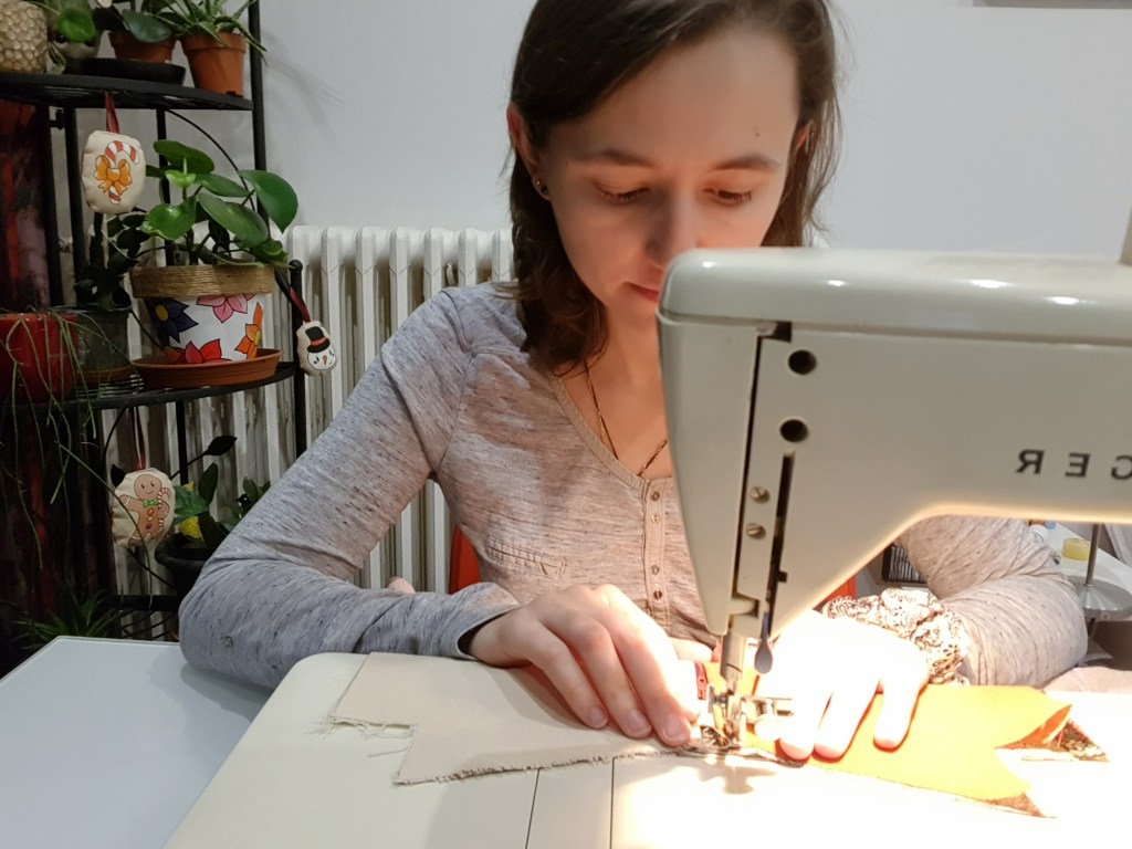 Léa et sa machine à coudre