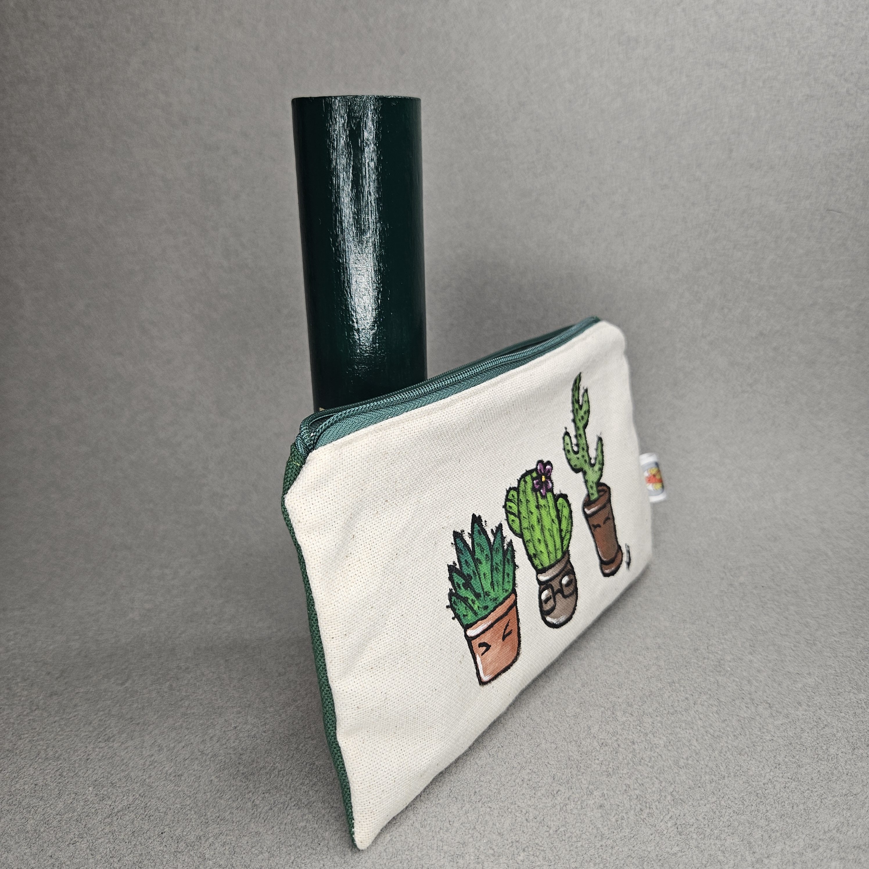 Pochette trio de cactus. Idéal pour organiser son sac ou comme pochette d'école. Vue de côté