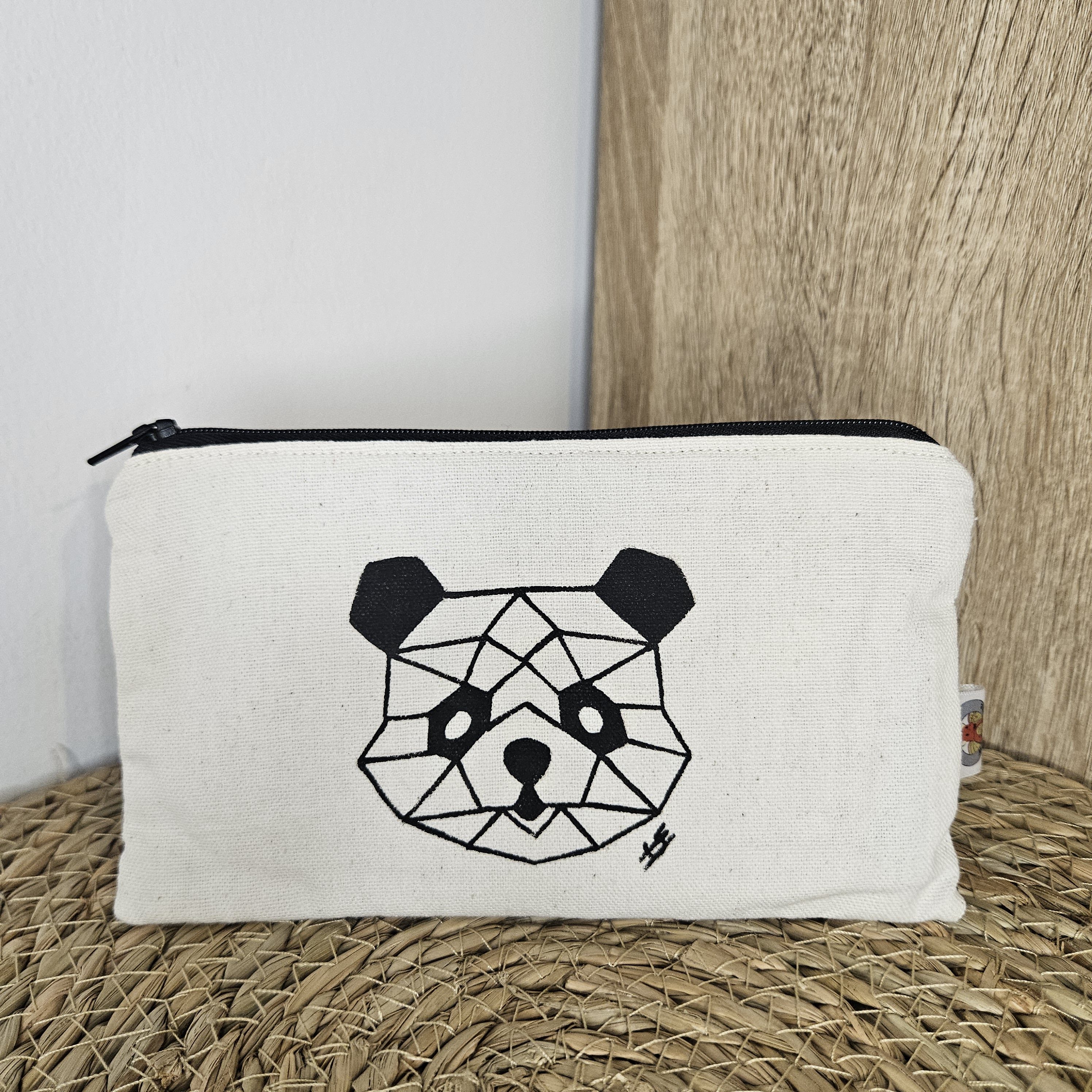 Pochette peinte à la main panda géométrique vue de face