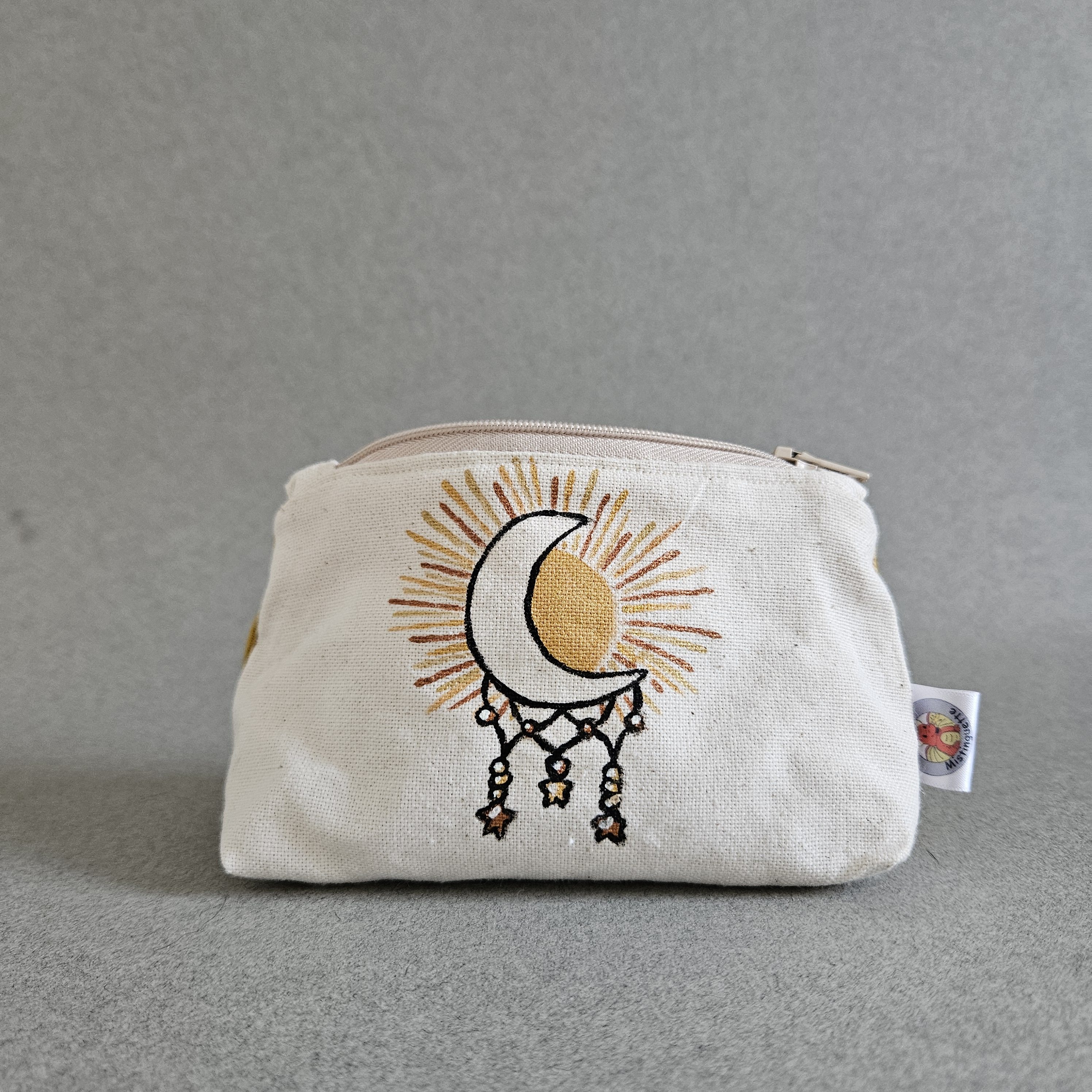 Vue de face ouvert porte-monnaie soleil et lune