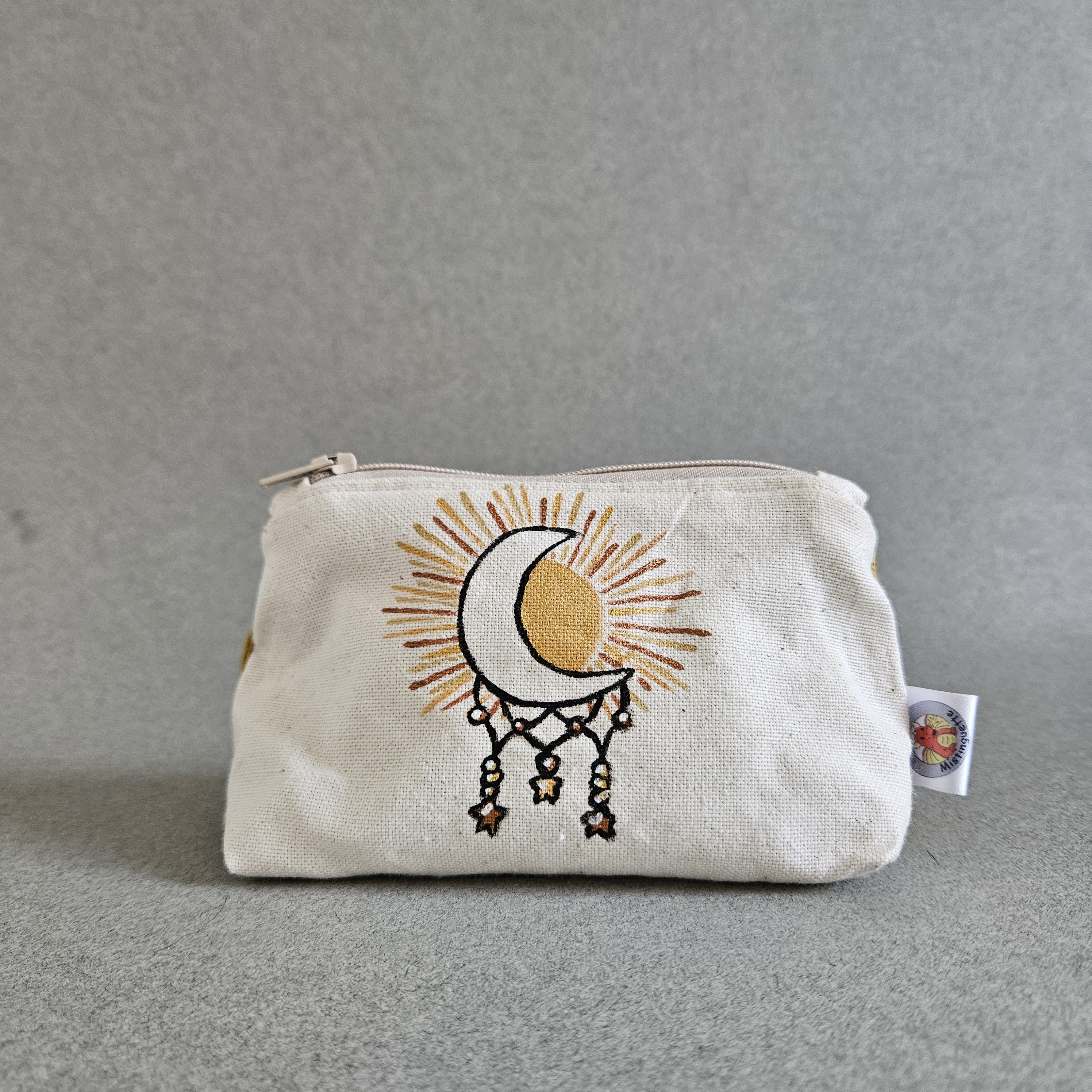 Vue de face fermé porte-monnaie soleil et lune