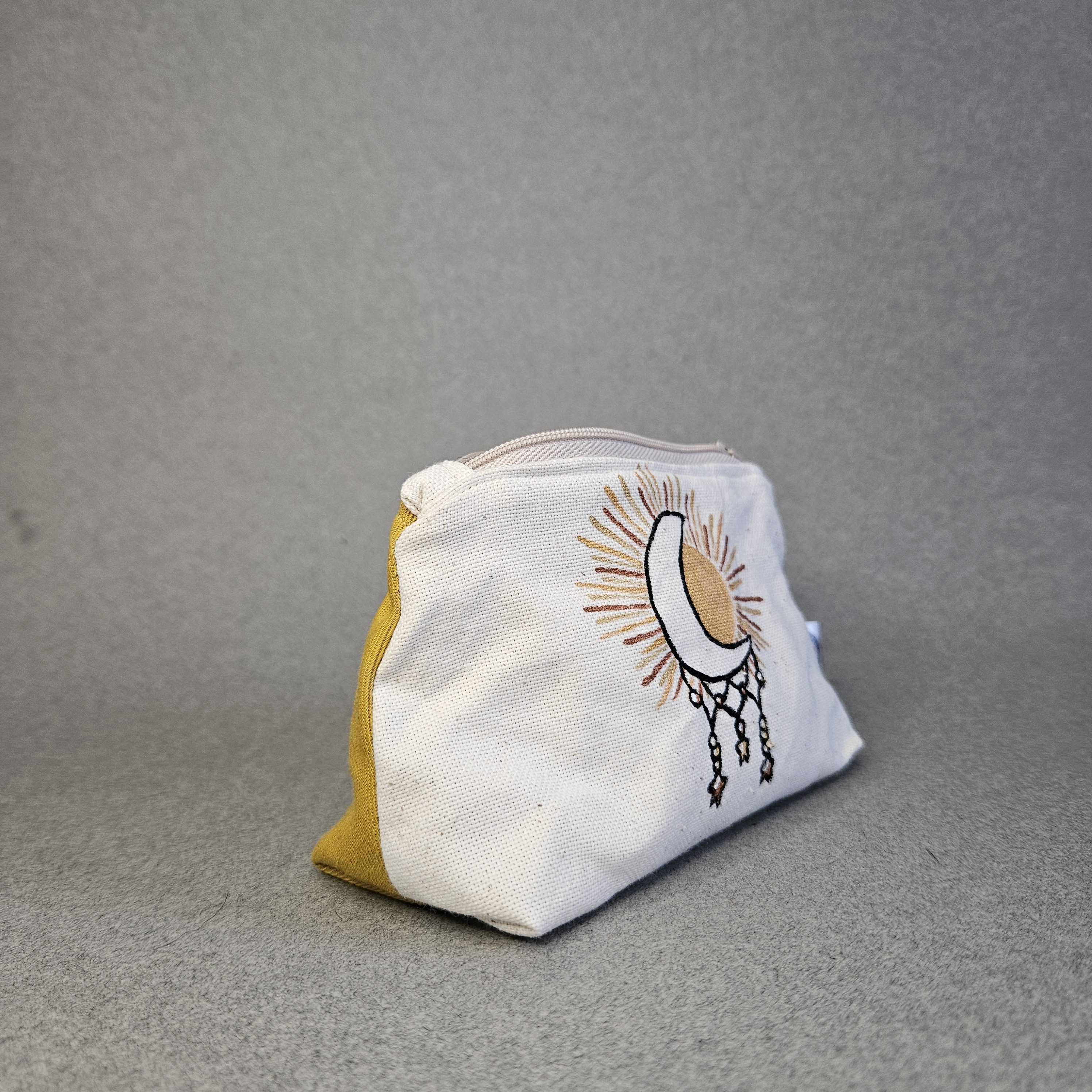 Vue de côté porte-monnaie soleil et lune