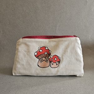 Trousse champignons cartoon vue de face ouverte
