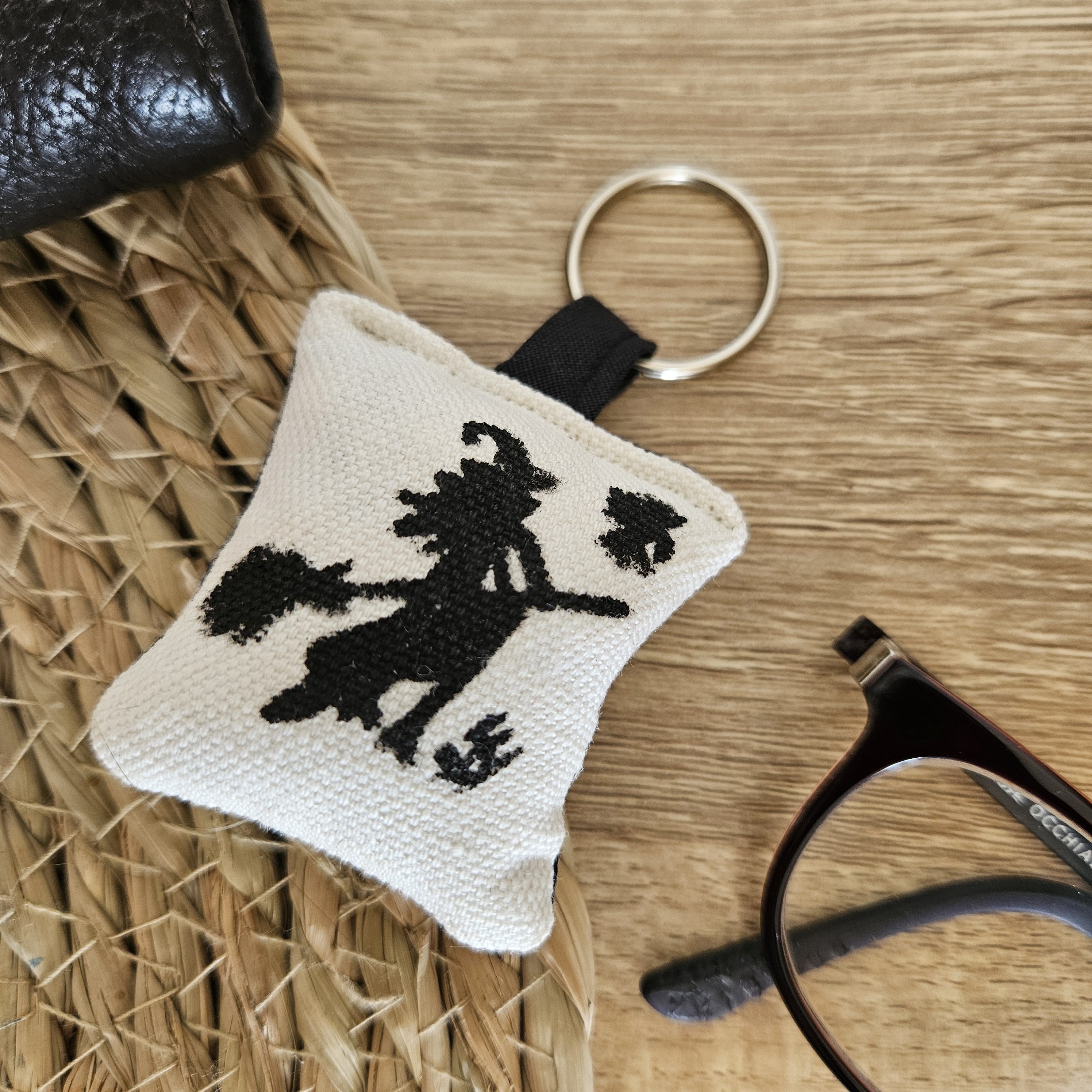 Porte-clé sorcière anneau en métal pour accrocher, arrière noir languette noire