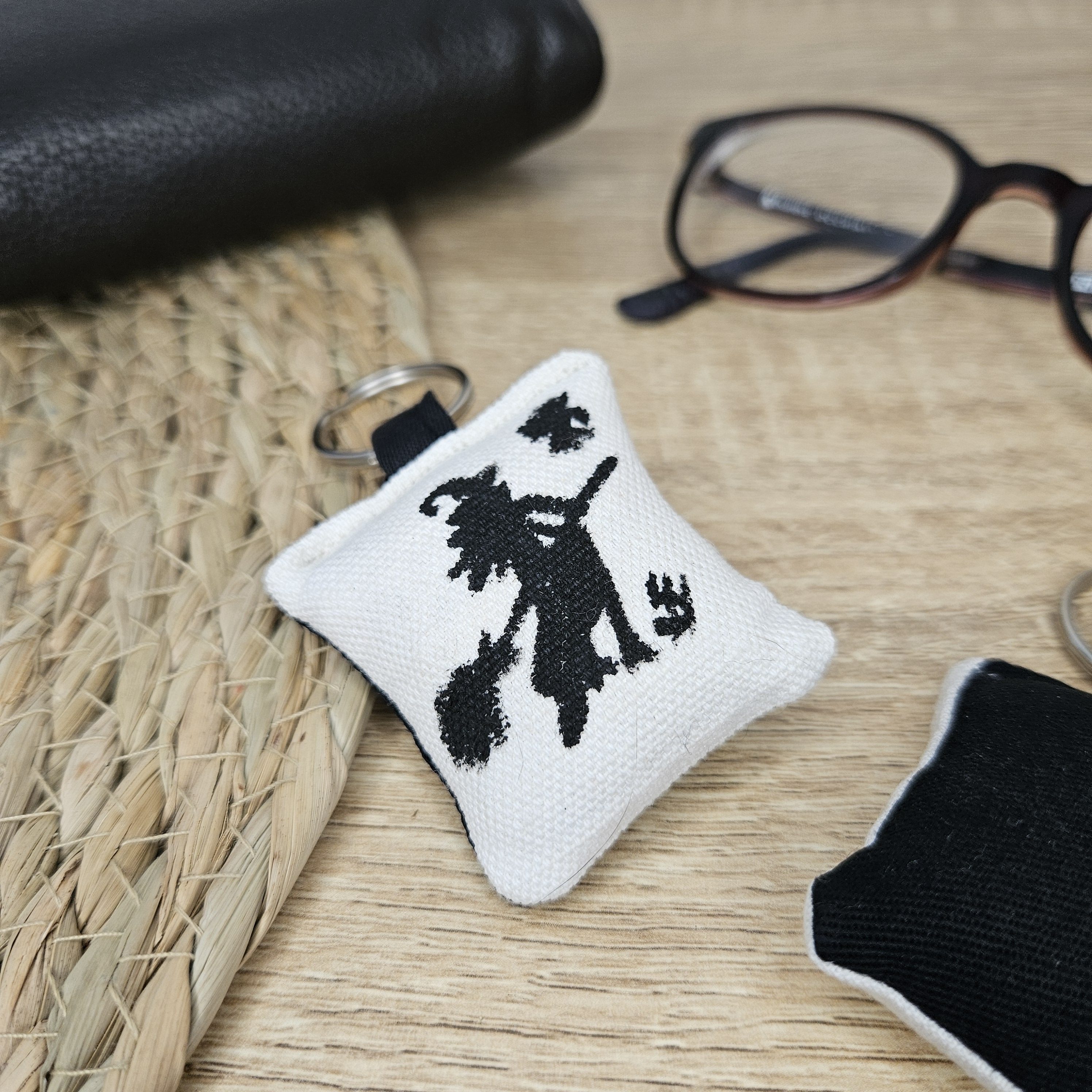 porte-clé sorcière arrière noir