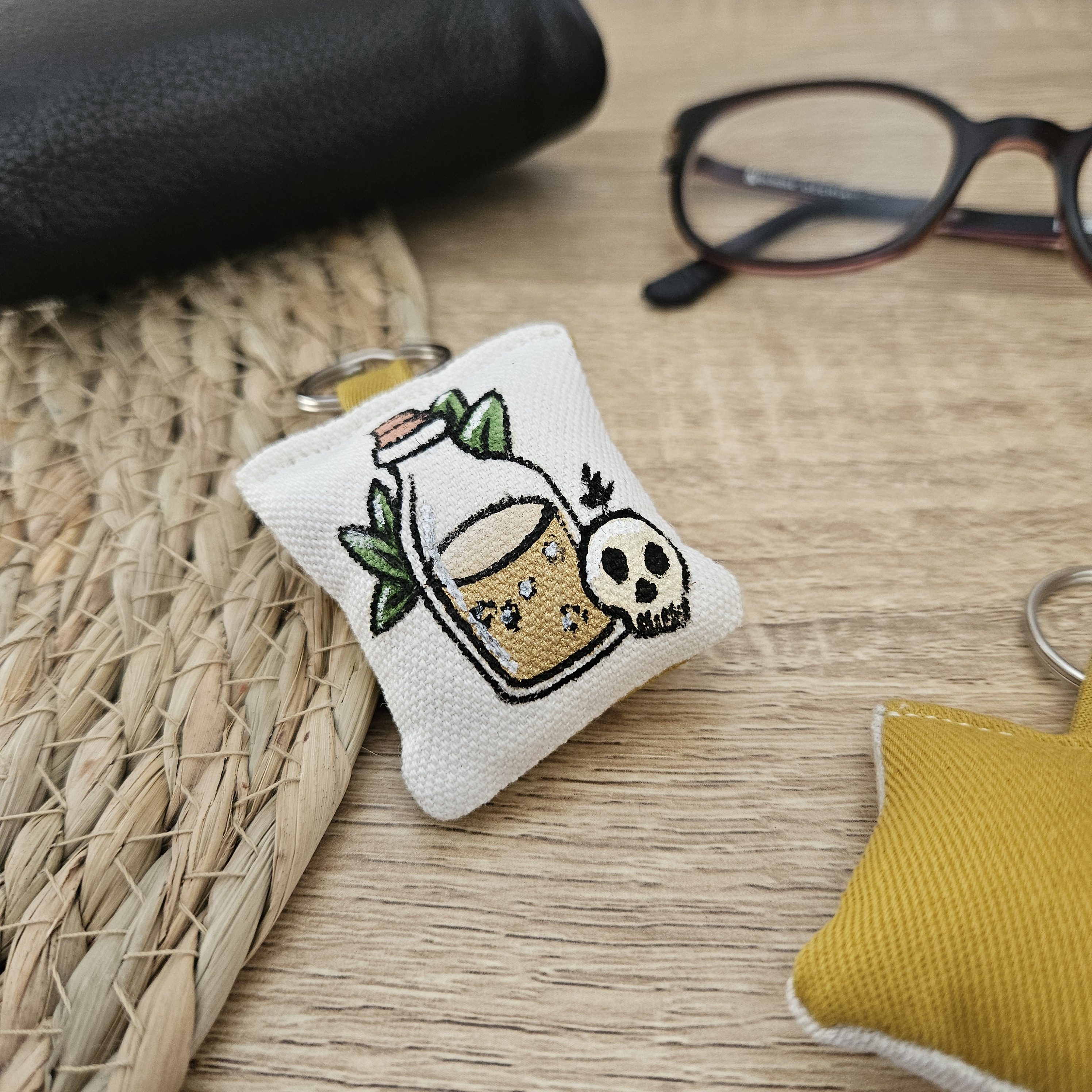 Porte-clé potion jaune, arrière et languette moutarde, anneau en métal