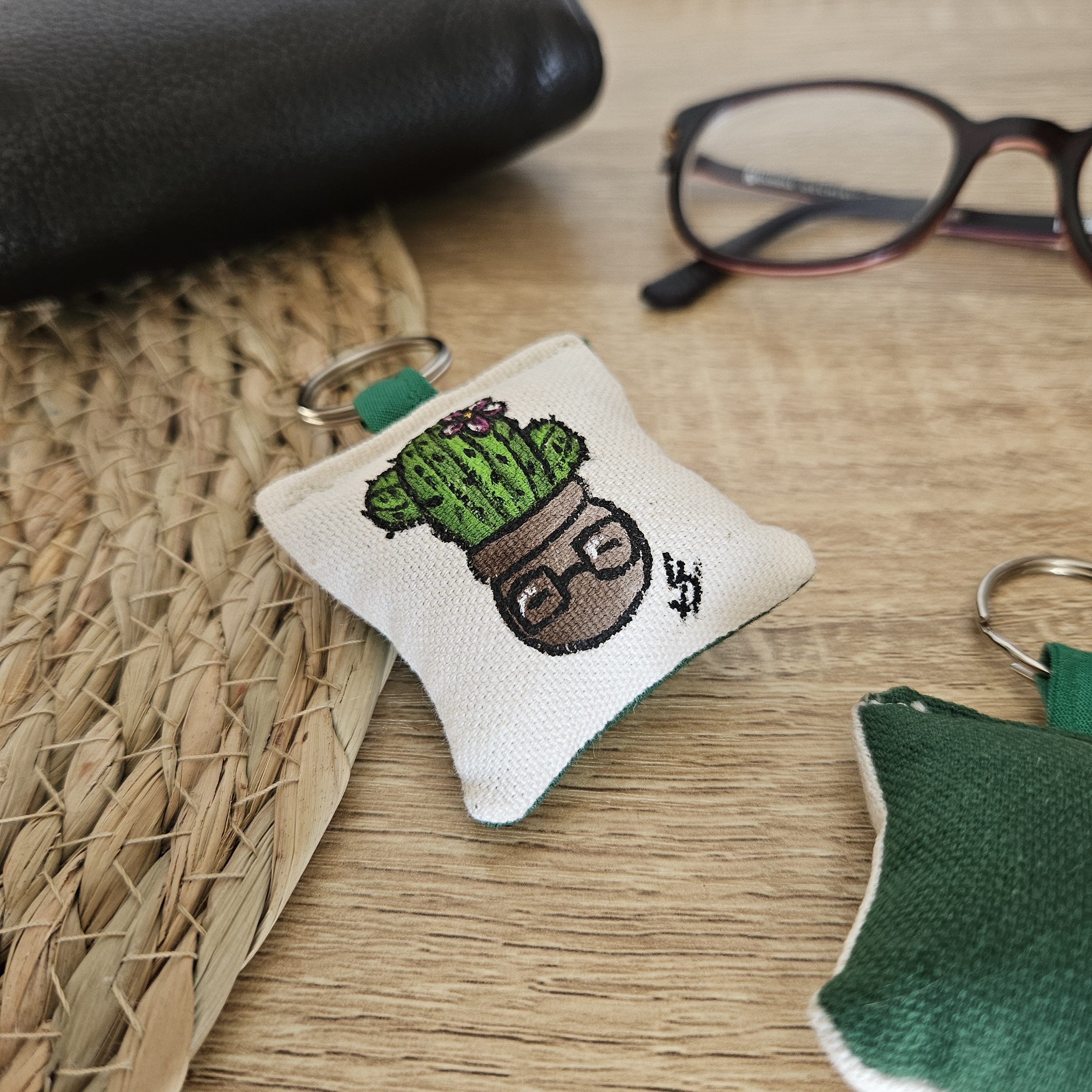 Porte-clé cactus à lunettes, languette et arrière vert