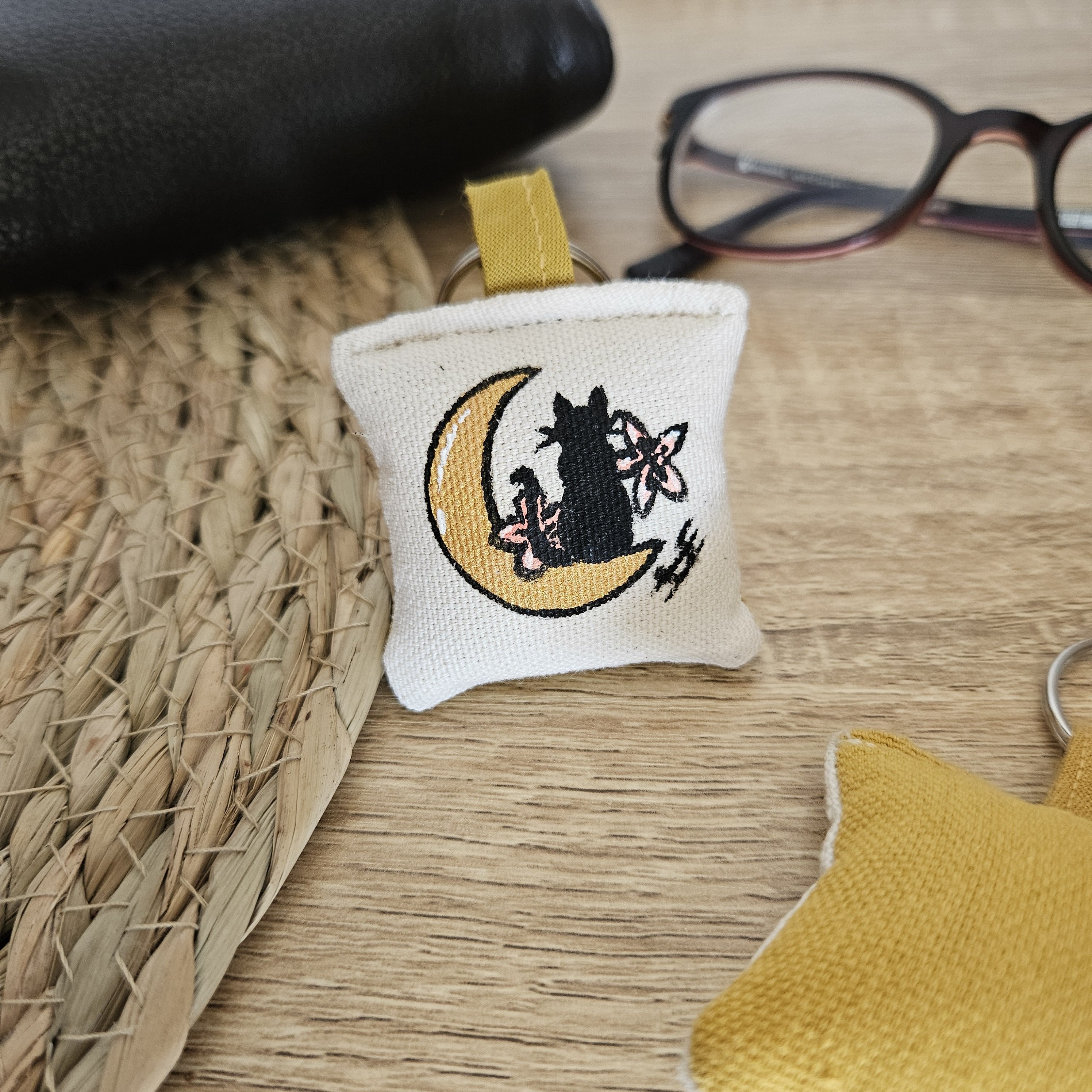 Porte-clé chat lune, languette et arrière moutardes