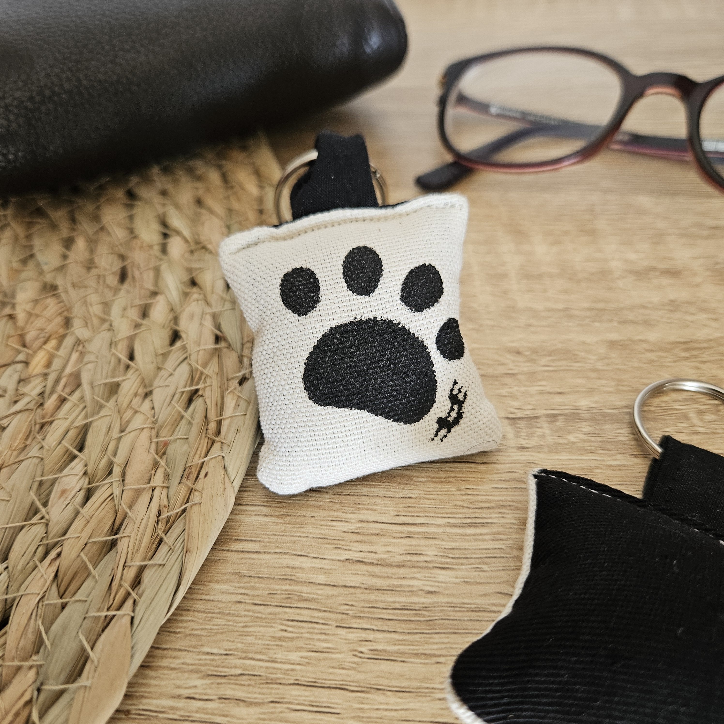 Porte-clé patte, languette et arrière noirs