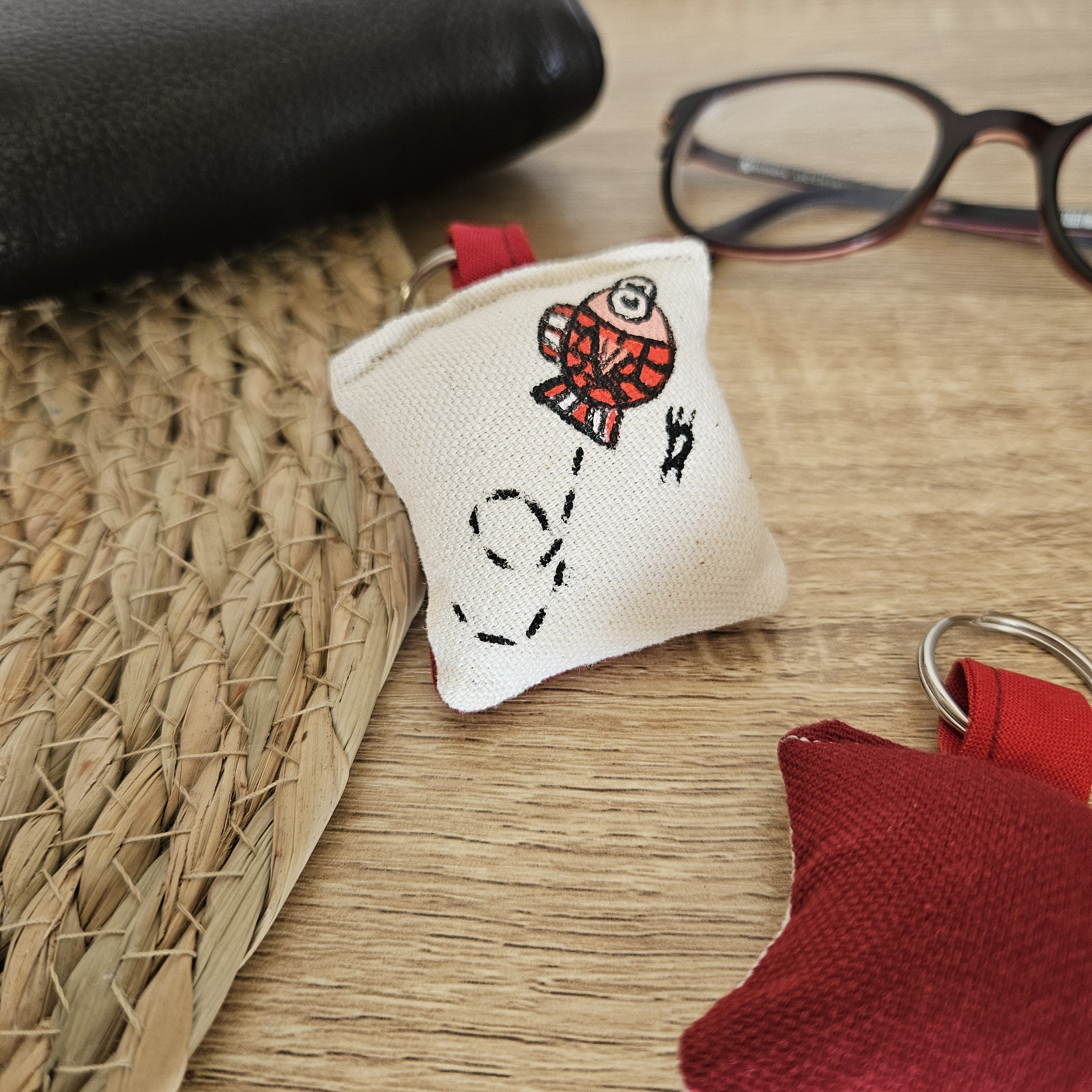 Porte-clé poisson cartoon, arrière et languette rouge