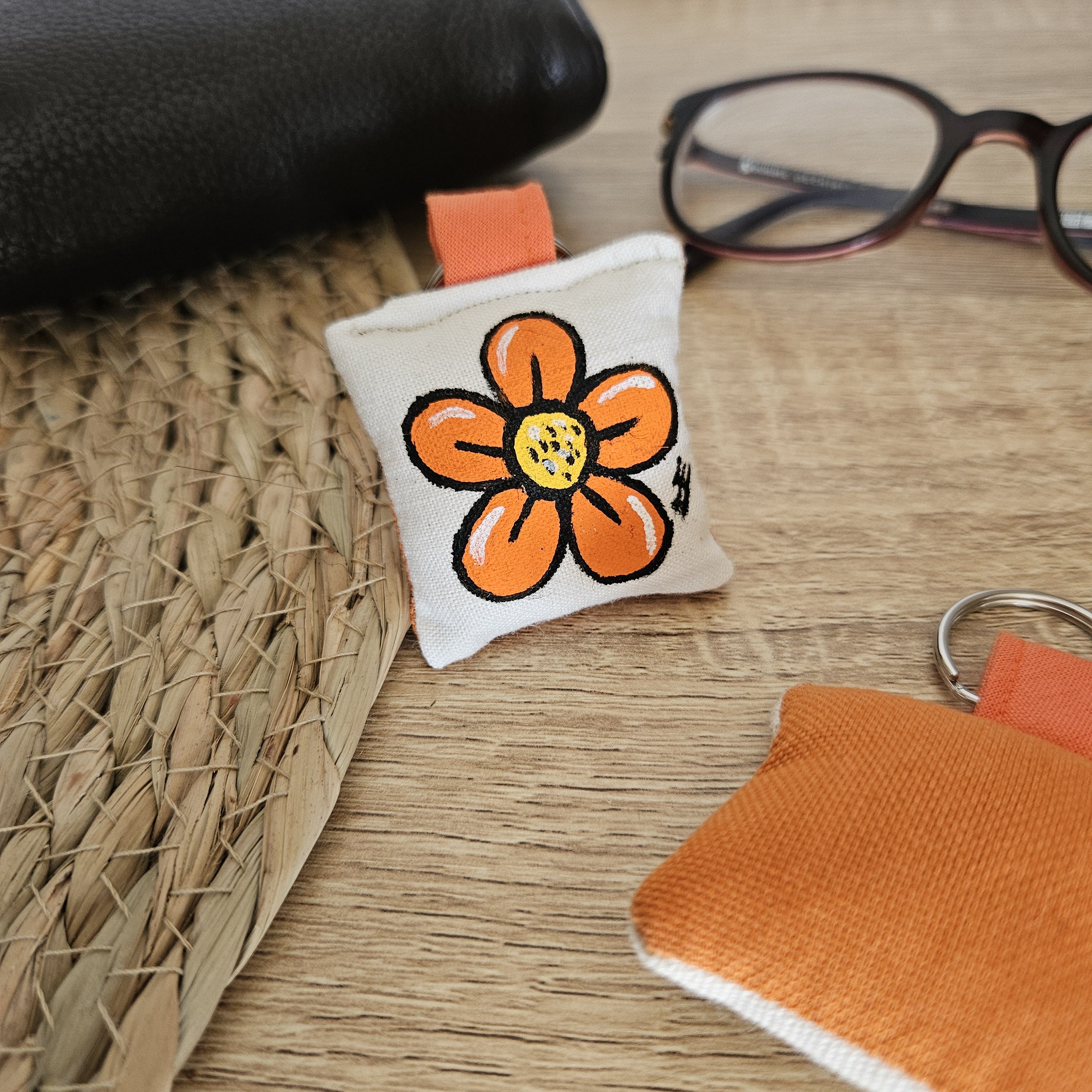 Porte-clé fleur orange arrière et languette orange