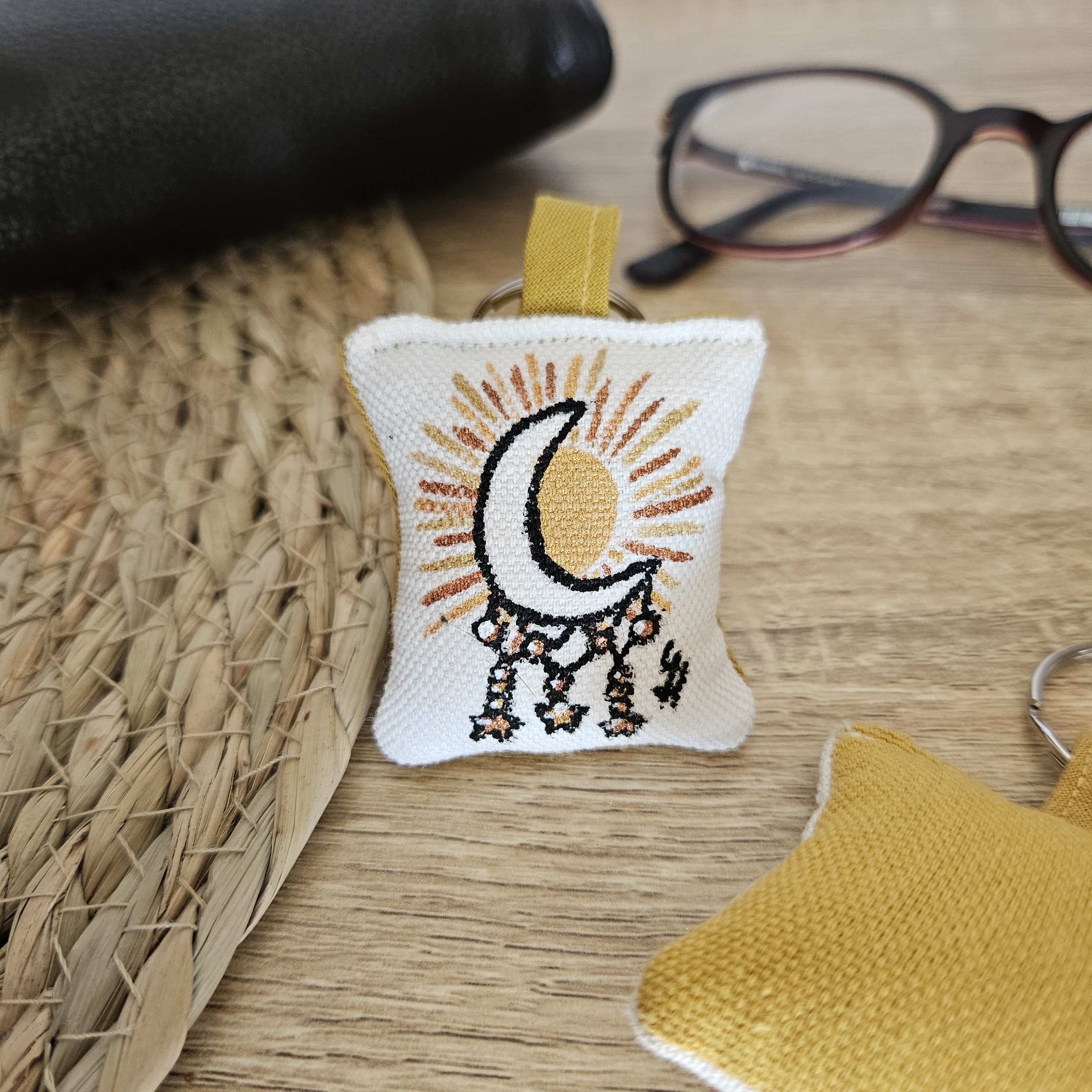 Porte-clé soleil et lune arrière et languette moutarde