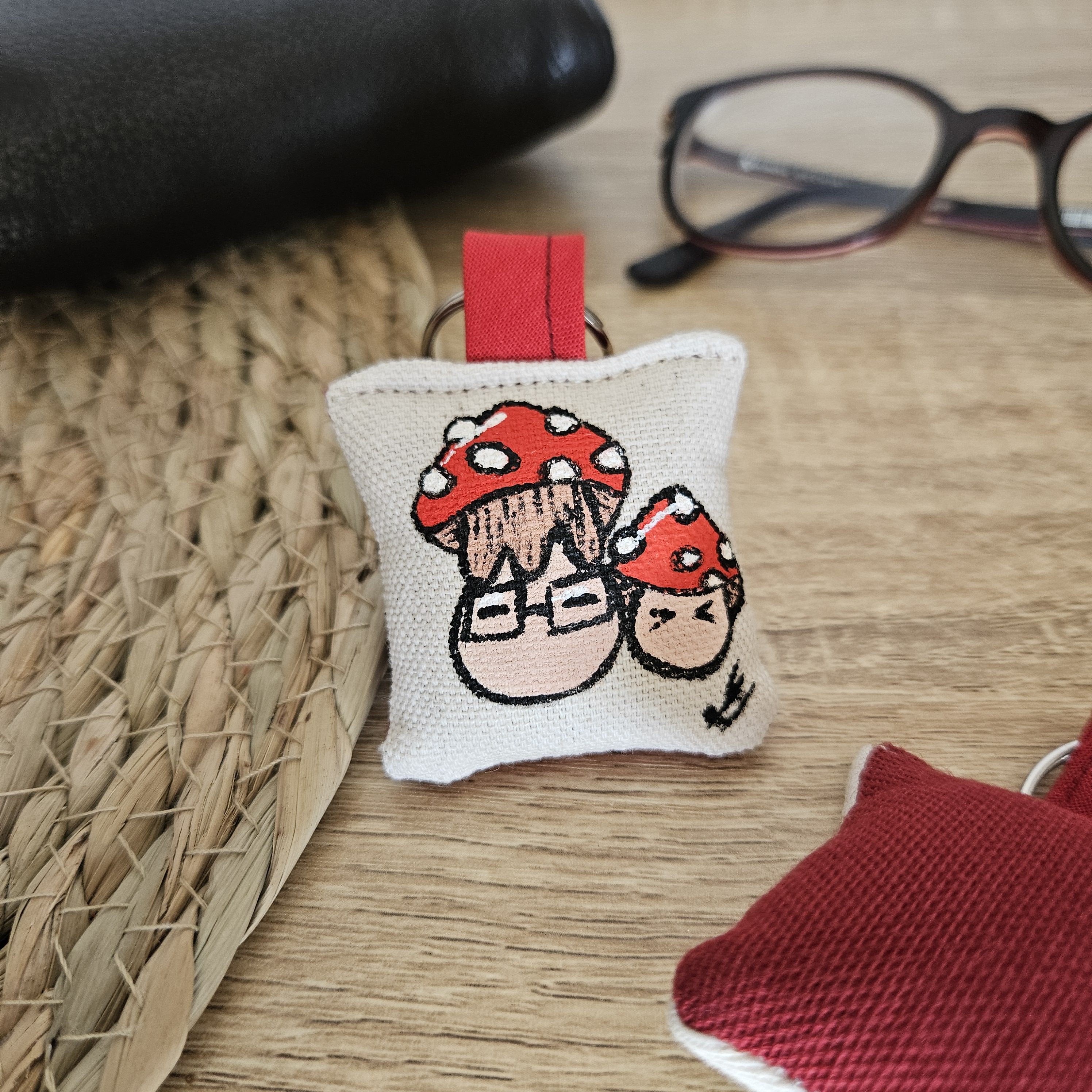 Porte-clé champignons cartoon, arrière et languette rouge