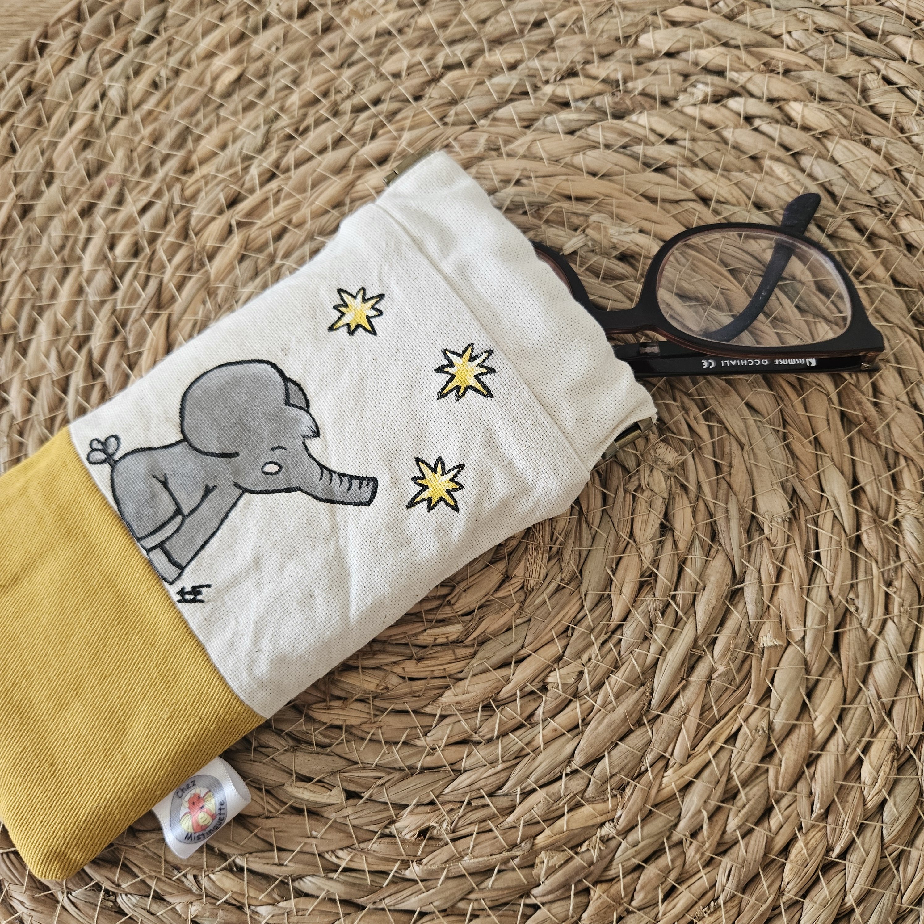 Mise en situation étui à lunettes clic-clac motif éléphant