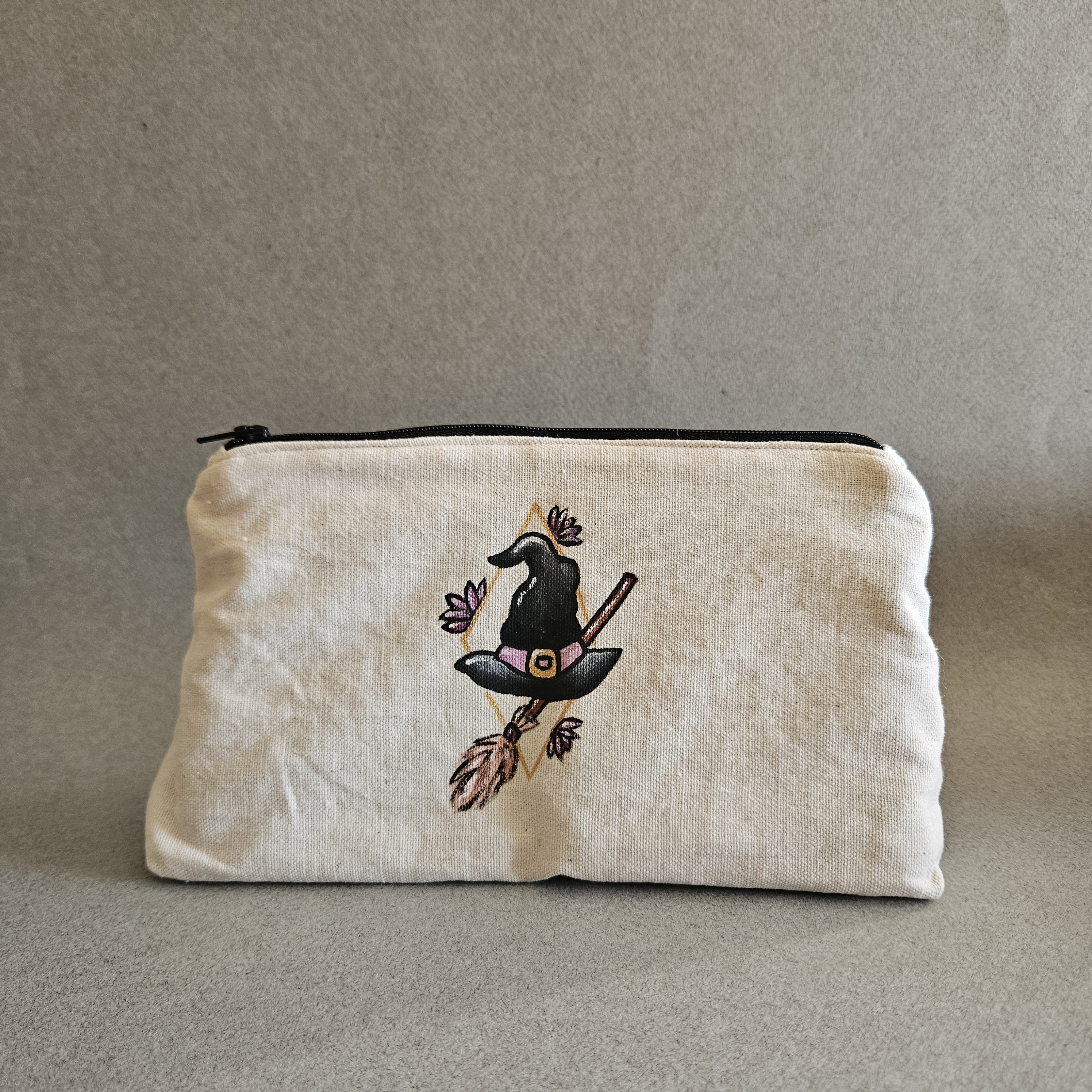 trousse chapeau de sorcière fleurs vue de face fermée