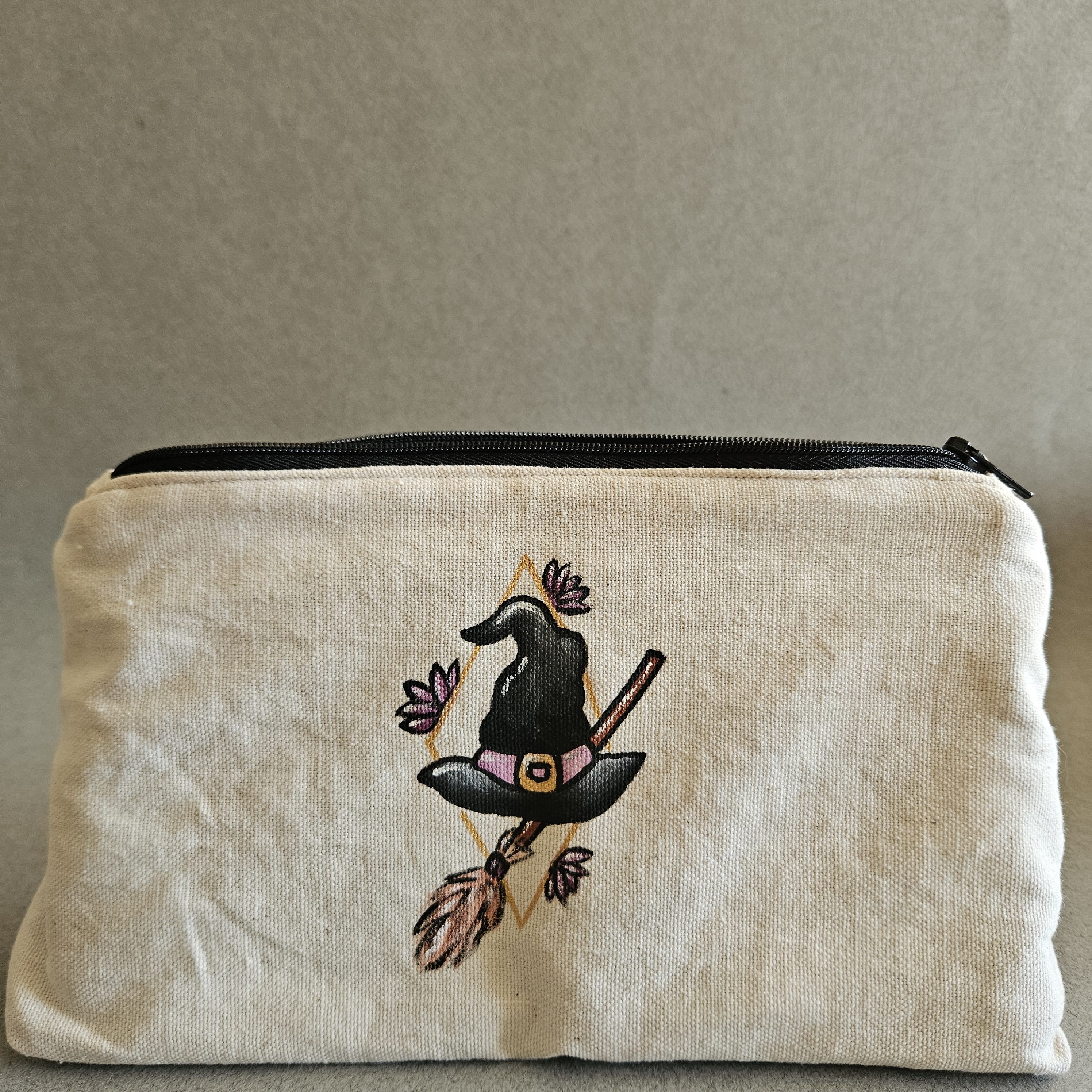 Zoom dessin chapeau de sorcière fleurs