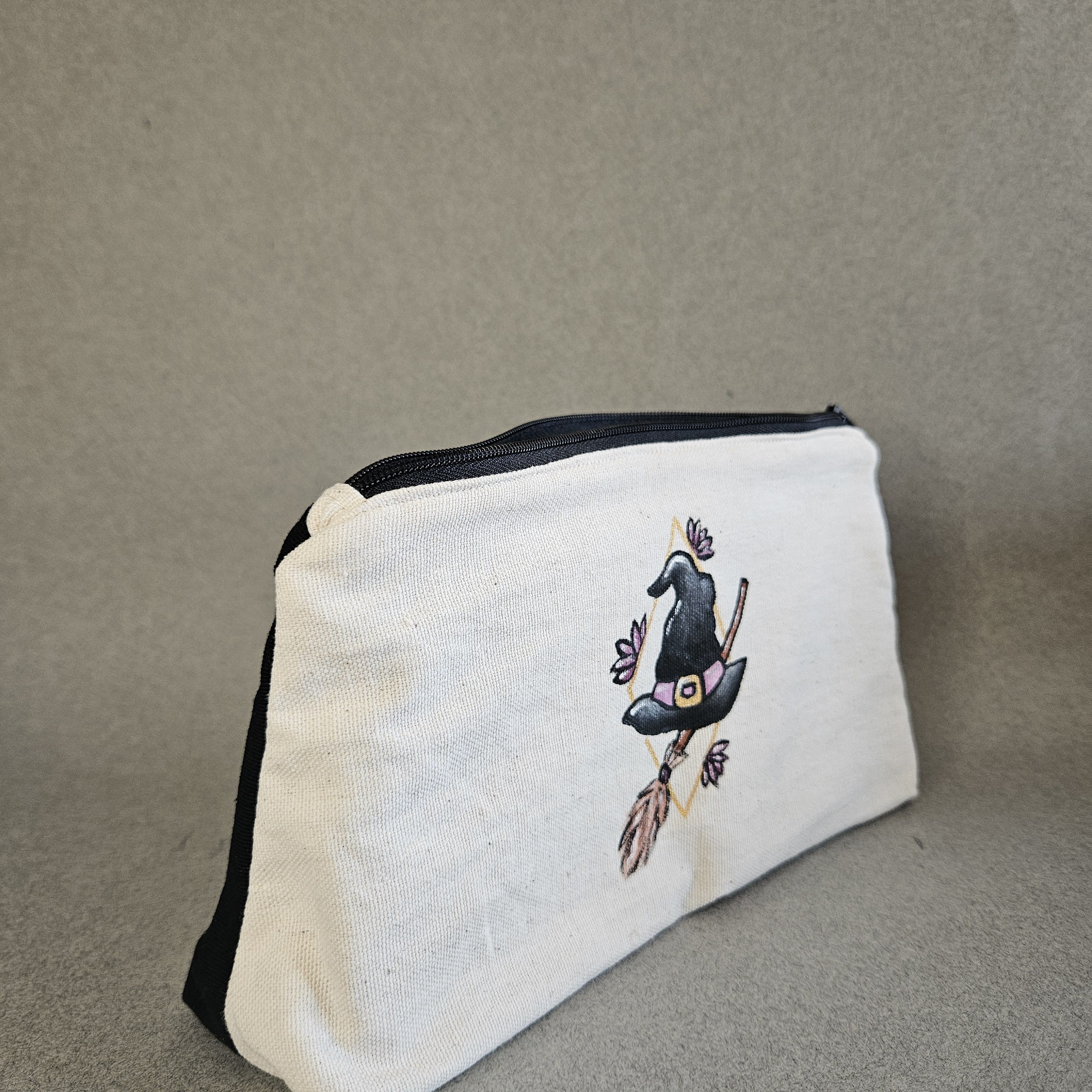 Vue de côté trousse chapeau de sorcière fleurs