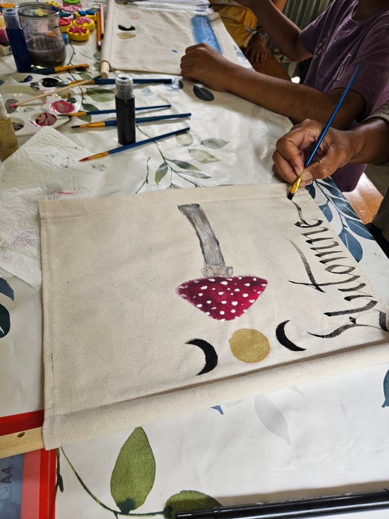Atelier peins ta banderole, initiation à la peinture sur tissu