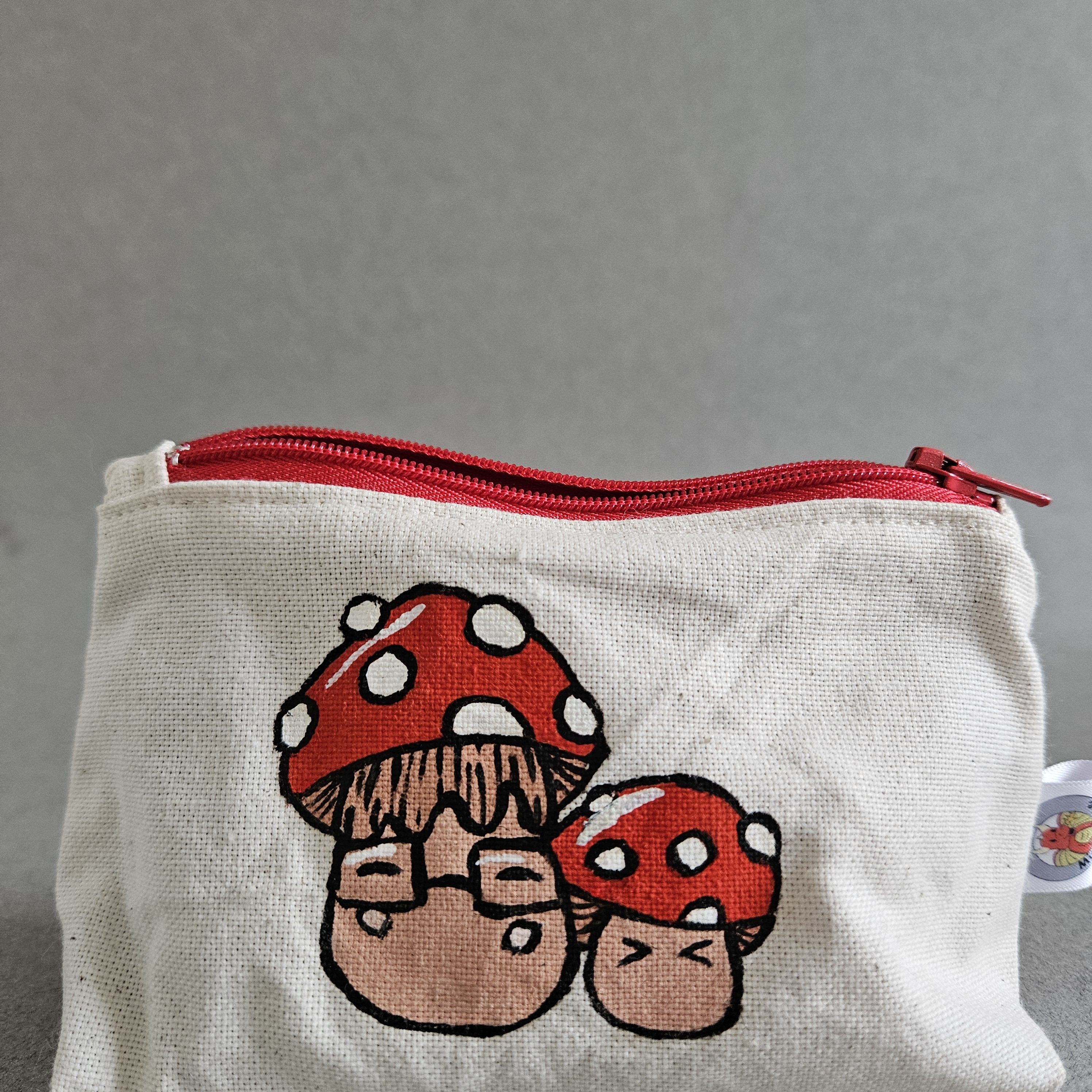 Zoom dessin porte-monnaie champignons cartoon peint à la main