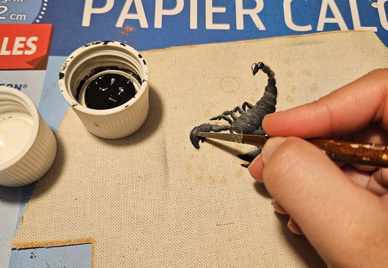 porte-monnaie scorpion peint à la main