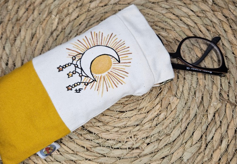 étui à lunettes motif soleil et lune pour ranger ses lunettes