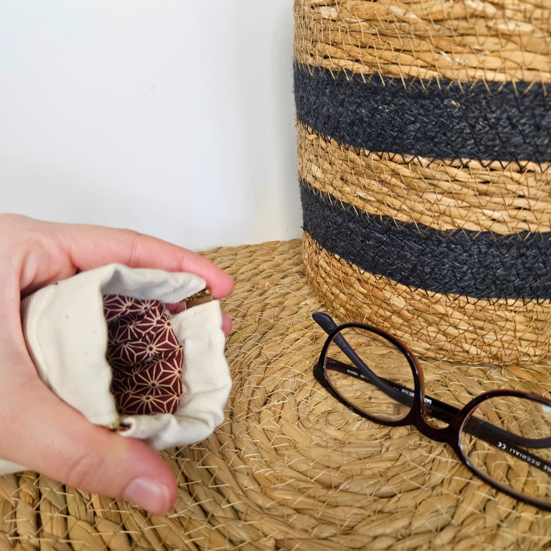 Intérieur géométrique rouge de l'étui à lunettes attrape-rêve rouge