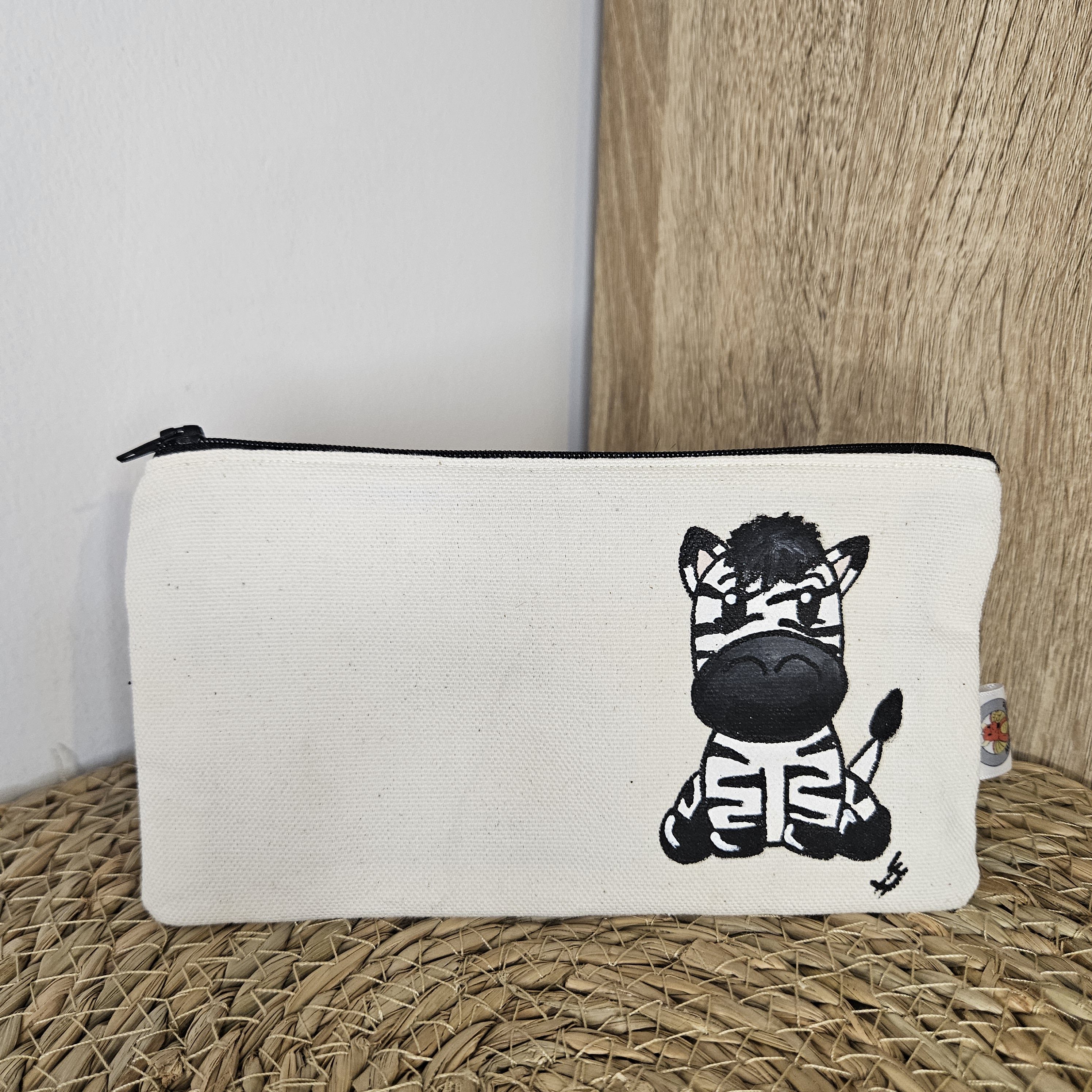 Pochette plate vue de face motif zèbre fermée