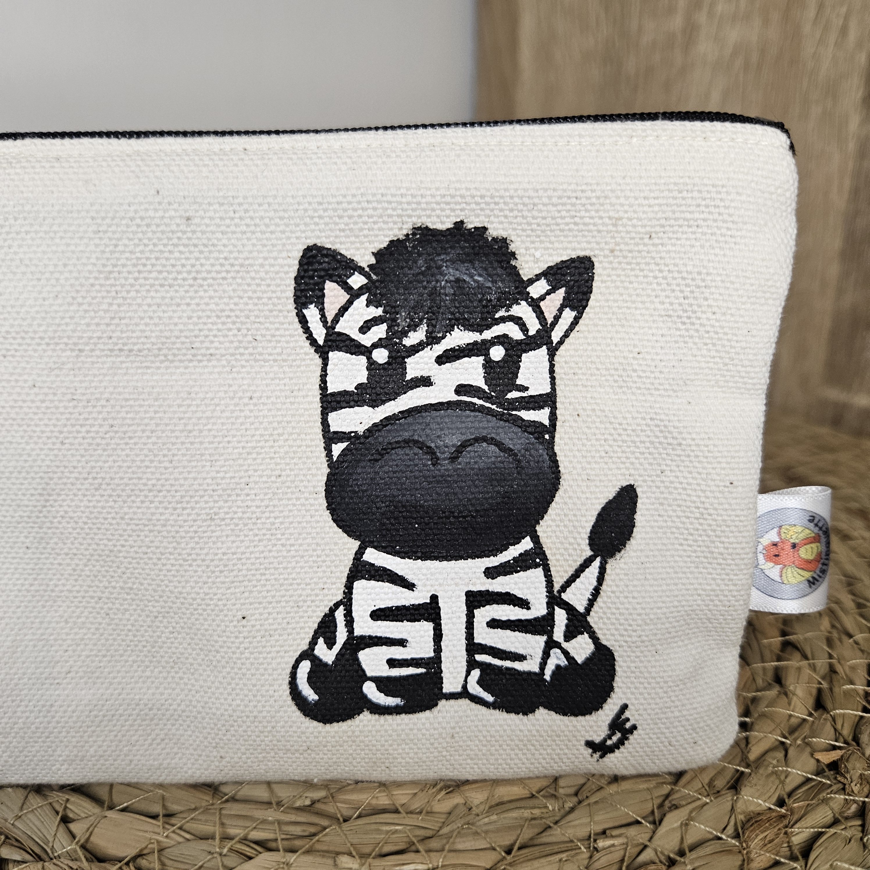 Zoom sur le dessin zèbre pochette plate peinte à la main